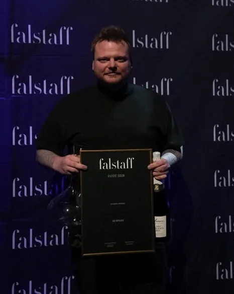 Rasmus Munk holding the Falstaff award